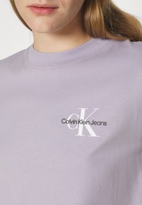 Calvin Klein Jeans SMALL MONOLOGO BABY TEE - Základné tričko - lavender aura