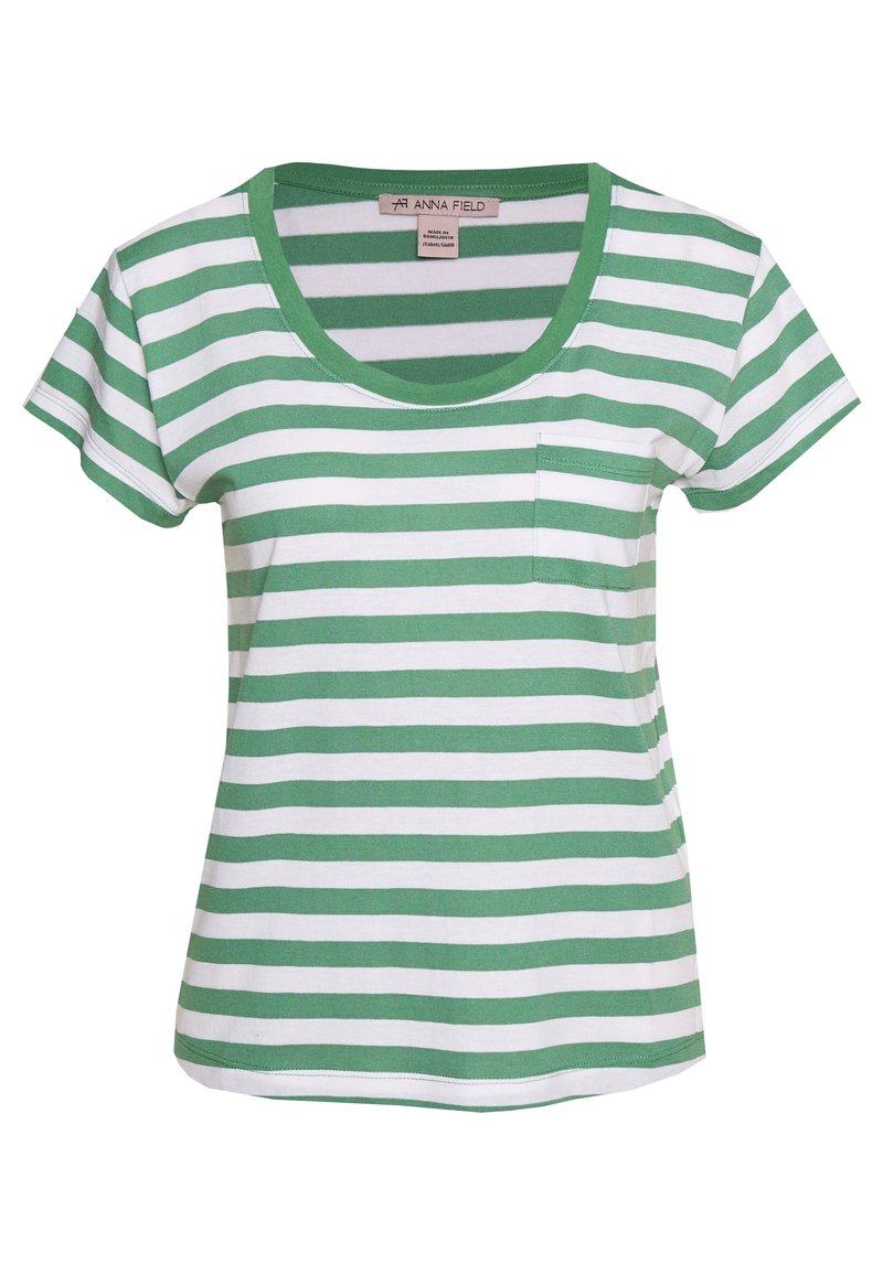 Grön och vit randig t-shirt med rundad halsringning, korta ärmar och en liten bröstficka på vänster sida. Tillverkad av mjukt tyg för komfort.