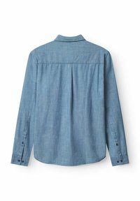 Lichtblauwe, langarm overhemd van denimstof. Voorzien van een kraag, knoopmanchetten en een plooidetail aan de achterkant.