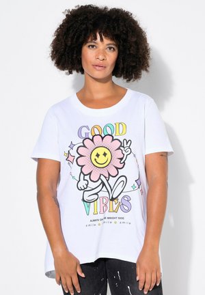 Weißes T-Shirt mit kurzen Ärmeln, das ein farbenfrohes Motiv einer lächelnden Blume sowie den Text "GOOD VIBES" zeigt. Leichtes Baumwollmaterial.
