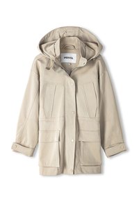 Beżowa kurtka z kapturem, zapinana na guziki z przodu, z kilkoma przednimi kieszeniami i przeszyciami. Wykonana z teksturowanego, lekkiego materiału.