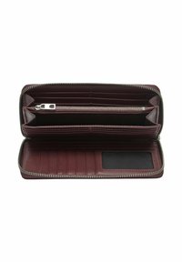 Portfel z bordowej skóry z zamknięciem na zamek, wyposażony w wiele przegródek na karty, zamykaną na zamek kieszeń oraz gładką fakturę.
