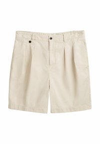 Bermudas de algodón beige con un corte relajado, que cuentan con dos pliegues delanteros y dos bolsillos laterales. Se cierran con un botón y una cremallera.