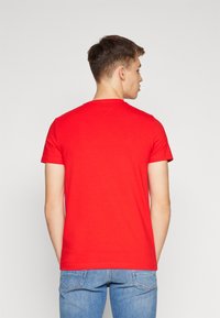 Tommy Hilfiger STRETCH SLIM FIT TEE - Jednoduché tričko - fierce red