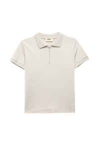 Polo de color gris claro hecho de algodón, con un cuello de media cremallera, mangas cortas con acentos estampados y un ajuste clásico.