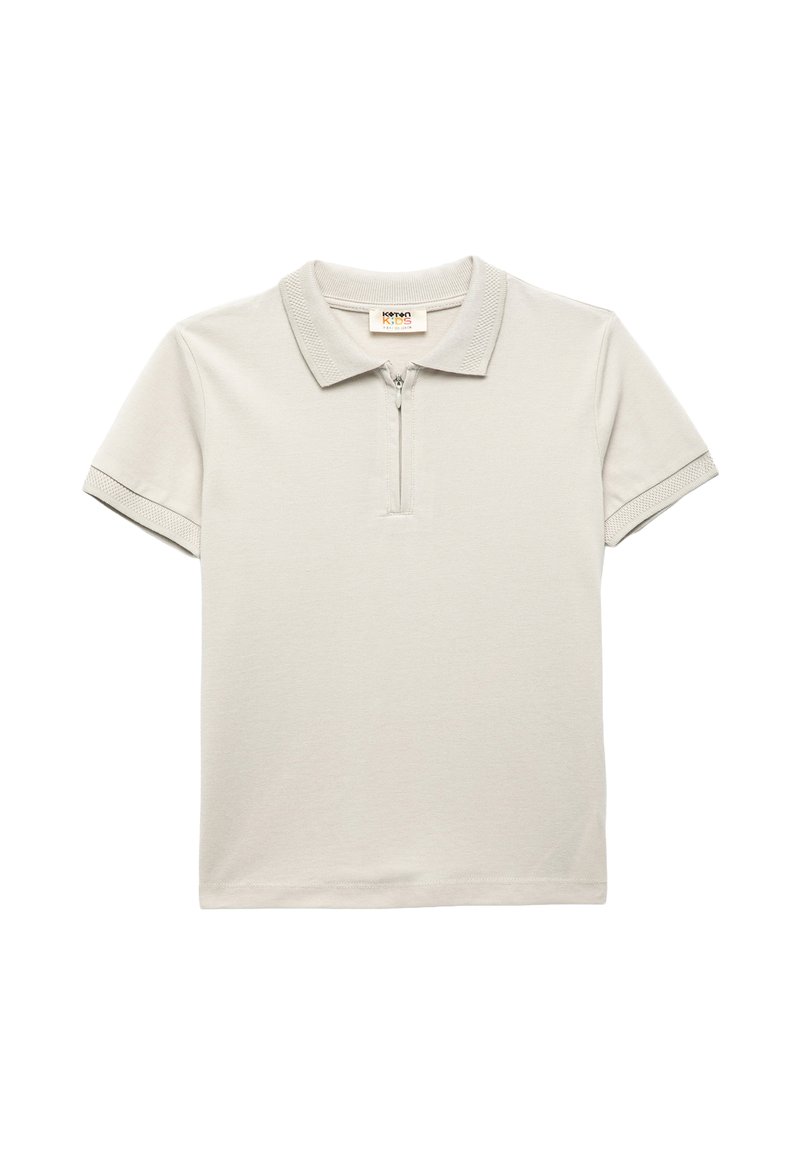 Polo de color gris claro hecho de algodón, con un cuello de media cremallera, mangas cortas con acentos estampados y un ajuste clásico.