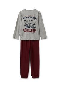 Maglietta grigia a maniche lunghe con un design grafico e pantaloni da pigiama bordeaux. La maglietta presenta un camion e del testo, con polsini elasticizzati sui pantaloni.