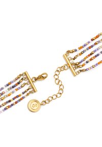 Pulsera de cuentas de múltiples hilos con cuentas de colores en varias tonalidades, herrajes en tono dorado, un cierre tipo toggles y un charm decorativo.