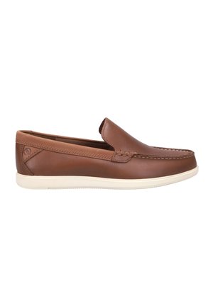 Zapatos marrones de cuero de tipo slip-on con punta redonda, suela de goma color crema y detalles de costura sutiles. Textura suave, diseño minimalista.