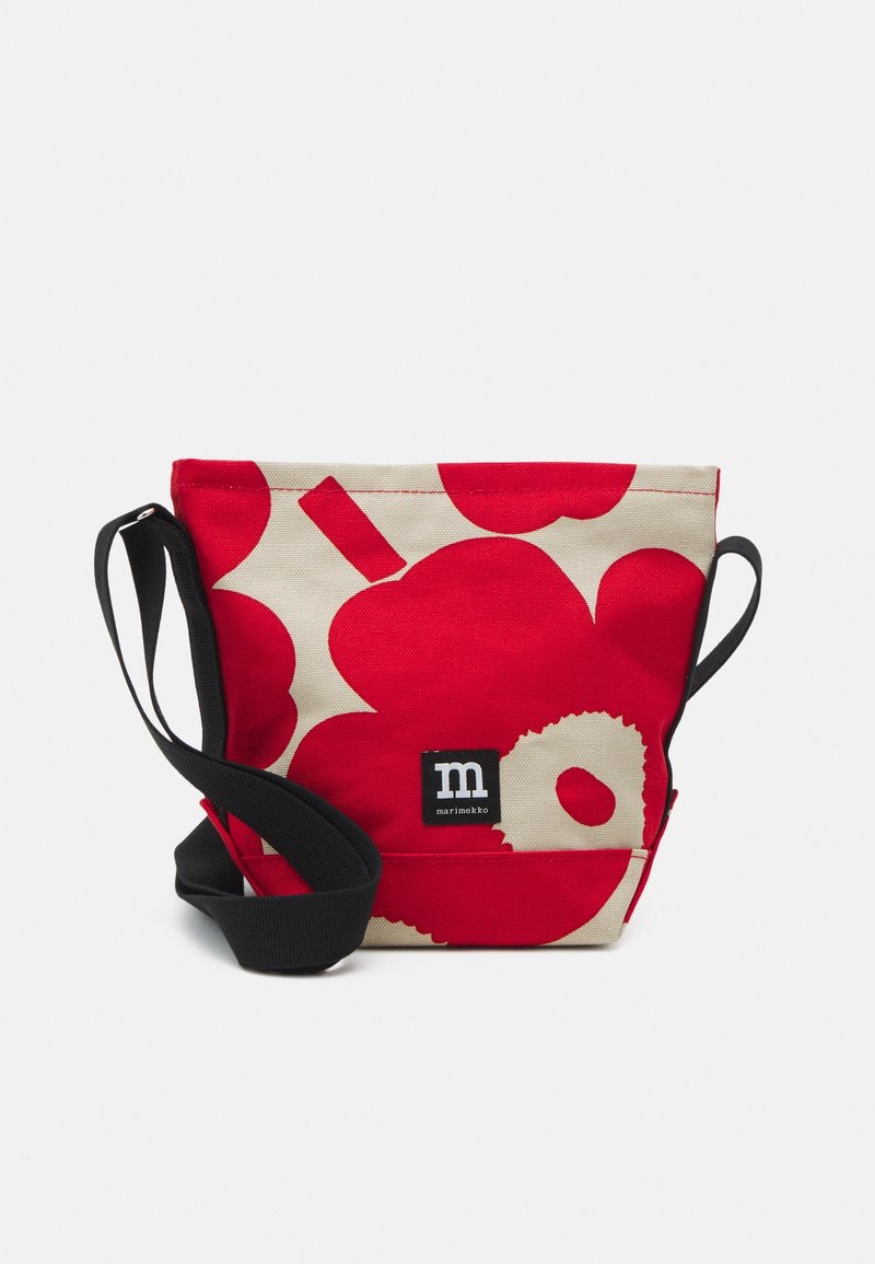 Rød og creme mønstret stoftaske med en sort justerbar rem og logomærke. Har et iøjnefaldende blomstermønster og holdbart canvasmateriale.