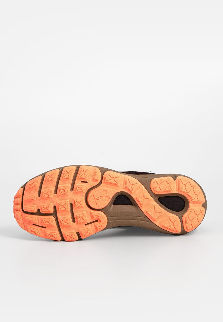 Scarpa sportiva con suola in gomma marrone arricchita da accenti arancioni texturizzati, parte superiore di un marrone più chiaro e design flessibile per il massimo comfort.