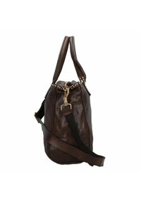 Bruine leren handtas met een gestructureerde afwerking, voorzien van een ritssluiting aan de bovenkant, gouden hardware, een schouderriem en decoratieve studs langs de opening.