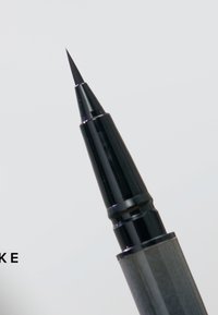 Penna a inchiostro nero con punta fine e appuntita e fusto liscio e strutturato. Il cappuccio è elegante, con finitura lucida e branding discreto.