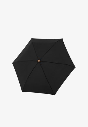 Zwarte paraplu met acht panelen, gemaakt van stof. Heeft een afgeronde houten knop in het midden. Over het geheel een gladde textuur, zonder patronen.