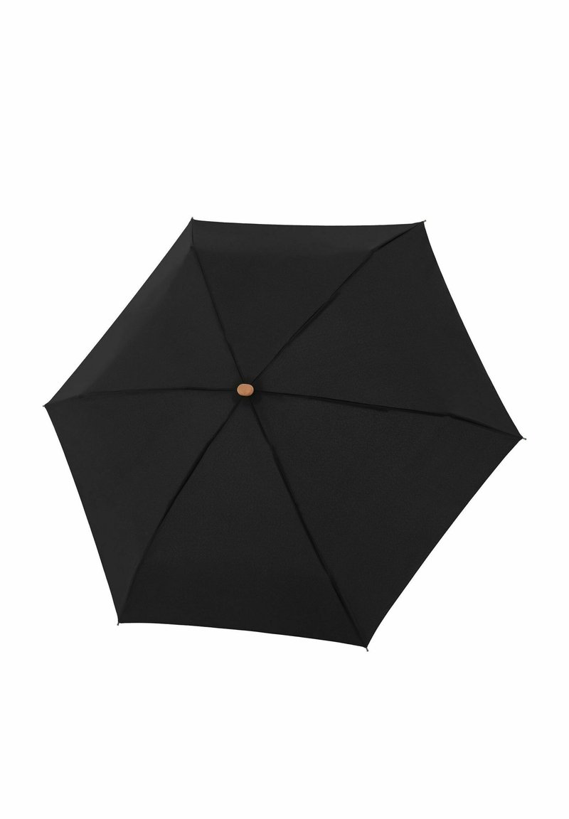 Zwarte paraplu met acht panelen, gemaakt van stof. Heeft een afgeronde houten knop in het midden. Over het geheel een gladde textuur, zonder patronen.