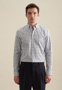 Camicia a maniche lunghe con motivo a scacchi blu e bianchi, realizzata in cotone. Caratterizzata da un colletto classico e una vestibilità aderente.