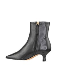 Botte de cheville en cuir noir avec un bout pointu, fermeture éclair sur le côté et un petit talon. Texture lisse avec des accents minimaux et une semelle nude.