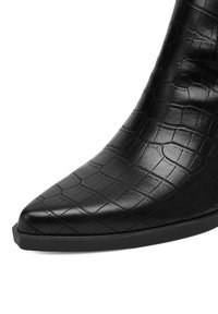 Czarne botki za kostkę z szpiczastym noskiem, teksturowanym wzorem krokodylej skóry, gładkim skórzanym wykończeniem i czarną gumową podeszwą.