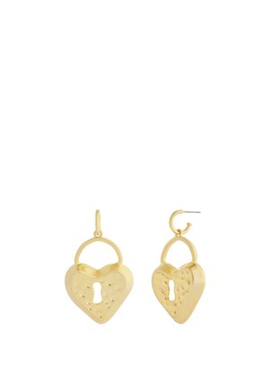 Deux boucles d'oreilles créoles en or avec des breloques cadenas en forme de cœur présentant des découpes en forme de trou de serrure et une surface texturée.