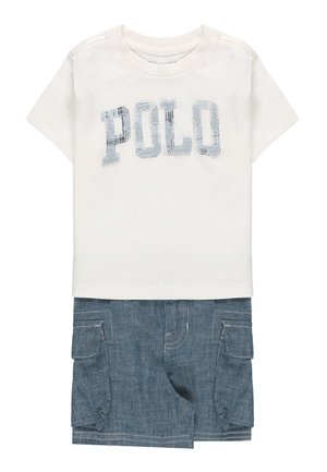 Hvid kortærmet skjorte med "POLO" patch-bogstaver kombineret med blå denim cargoshorts med sidelommer.