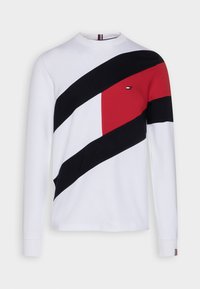 Weißes Sweatshirt mit langen Ärmeln und großen diagonalen Streifen in Schwarz, Rot und Weiß. Mit Rundhalsausschnitt und kleinem Logo auf der Brust.