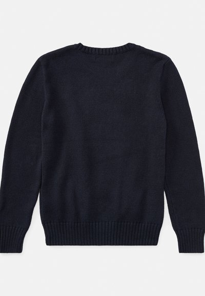 Marineblå strikkegenser med rund hals, ribbet nederkant og mansjetter. Har et strukturert stoff uten synlige mønstre eller pynt.