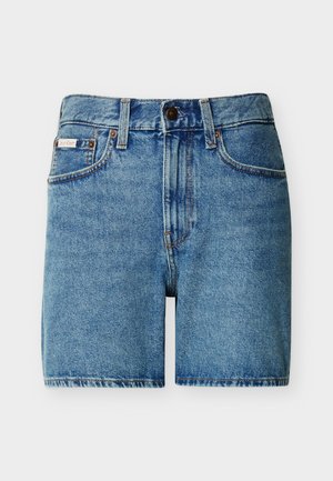 Shorts en denim bleu avec bouton frontal, fermeture éclair, passants pour ceinture et poches, avec une petite étiquette de marque sur la poche droite.