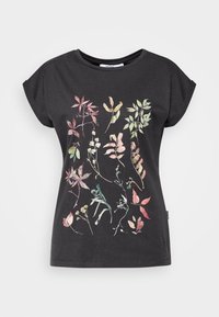 Černé tričko s grafickým potiskem různobarevných listů a květin. Měkká tkanina, krátké rukávy a kulatý výstřih.