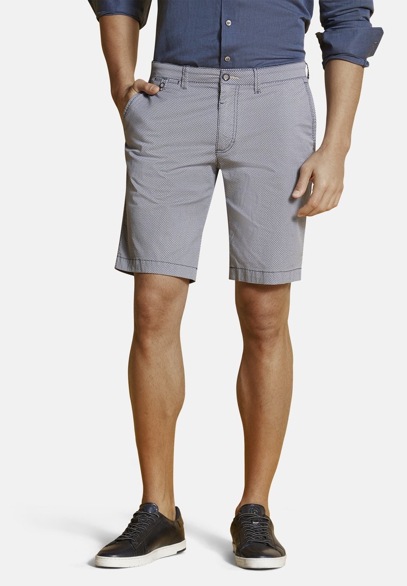 Shorts à motif gris-bleu pour hommes avec une coupe droite, deux poches latérales et un devant plat. Associés à des baskets noires et une chemise à boutons bleu.
