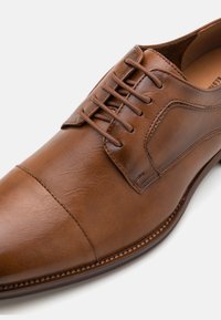 Call it Spring FITZWILLIAM - Klassiset nauhakengät - cognac