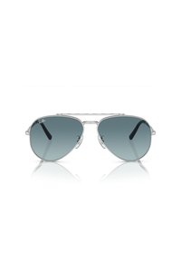 Occhiali da sole Ray-Ban aviator con montatura in metallo argentato e lenti grigie sfumate. I naselli regolabili e le estremità delle orecchie nere migliorano il comfort.