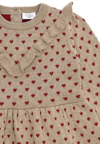 Strickkleid in Beige mit rotem Herzmuster, rüschenbesetztem Ausschnitt und geraffter Taille, weicher Textur und langen Ärmeln.