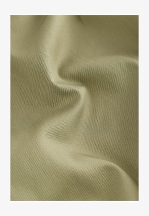 Tessuto verde oliva con una texture liscia e leggermente lucida, caratterizzato da un sottile motivo a costine diagonali e una caduta morbida e fluida.