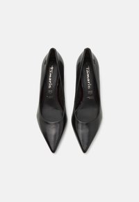 Escarpins en cuir noir à bout pointu et à la texture lisse. Marque visible à l'intérieur. Pas de quincaillerie ni d'accents supplémentaires.