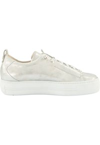 Silberne Ledersneaker mit einer flachen weißen Sohle, abgerundeter Spitze und Schnürdesign; mit subtiler Textur und niedrigem Schnitt.