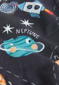 Baumwollstoff mit einem dunklen Hintergrund, der ein Cartoon-Design von Neptun und einer Rakete sowie Sternen und planetarischen Details zeigt.