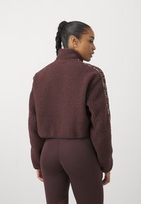 adidas Sportswear ESSENTIALS 3 STRIPES ANIMAL PRINT CROPPED QUARTER ZIP  - Fleecegenser - shadow brown/white