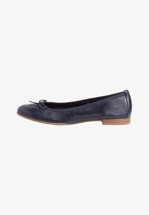 Ballerines en cuir bleu marine avec bout rond, petit détail de nœud à l'avant et petit talon empilé marron clair.