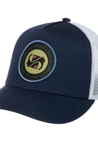 Gorra de béisbol azul marino con parte trasera de malla, que presenta un logotipo circular en verde y negro con acentos en rosa en la parte frontal.