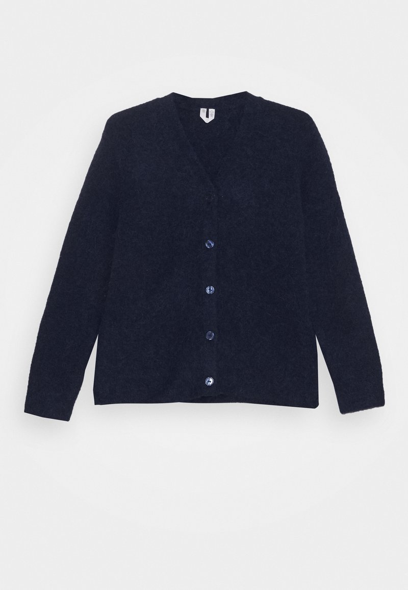 Cardigan bleu marine foncé à boutons, manches longues et col en V, sur fond blanc uni.
