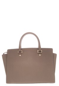 Sac à main structuré gris avec double poignée supérieure et quincaillerie dorée. Texture lisse avec un motif subtil. Présente des côtés plats et une large base.