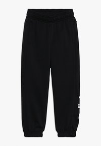 Zwarte sweatpants met een elastische tailleband, zijzakken en taps toelopende boorden. Bevat een klein wit logootje aan de linkerbroekspijp.