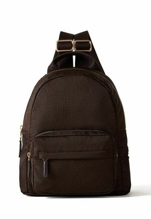 Piccolo zaino marrone scuro texturizzato con spallacci regolabili, tasca frontale con zip e dettagli delle zip color oro su sfondo bianco.