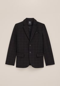 Černý károvaný blazer s výstřihem, dvěma předními kapsami a levou náprsní kapsou. Obsahuje zapínání na dva knoflíky a strukturovanou tkaninu.