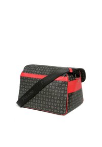 Borsa a tracolla nera con motivo e dettagli rossi, caratterizzata da una forma strutturata e una tracolla regolabile. Dettagli del logo sulla tracolla e sul corpo.