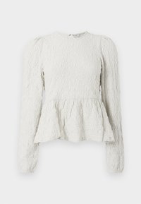 Top peplum branco com mangas longas, tecido texturizado apresentando um padrão em relevo, decote redondo e um detalhe em gota na parte de trás.