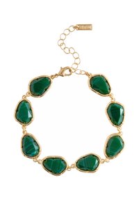Armband aus Gold mit unregelmäßigen grünen Malachitsteinen, die eine polierte Oberfläche und strukturierte Kanten aufweisen, gesichert durch einen Karabinerverschluss.
