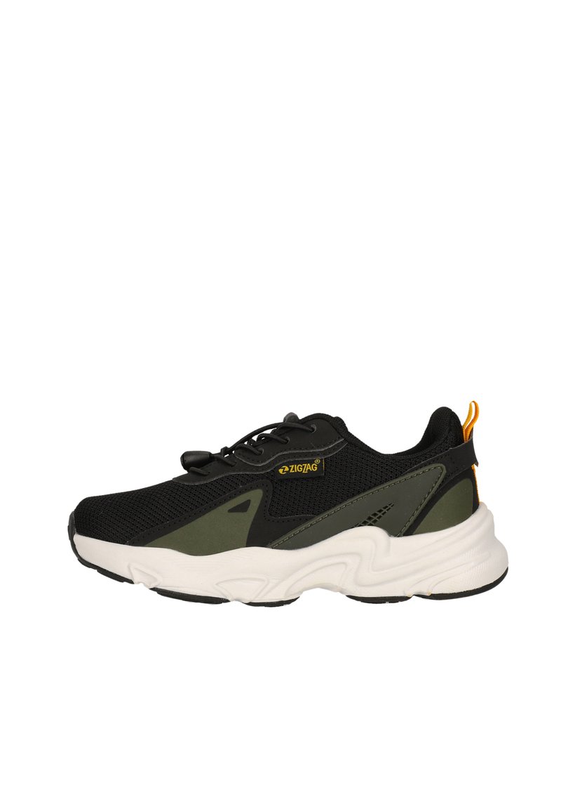 Chaussure de sport noire et vert olive avec dessus en maille, épaisse semelle blanche, lacets et accent jaune sur le talon. Design arrondi.
