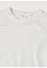 Biała bawełniana bluza z okrągłym dekoltem i rękawami raglanowymi. Gładka tekstura, minimalistyczny design oraz mała metka z logo marki widoczna od wewnątrz.