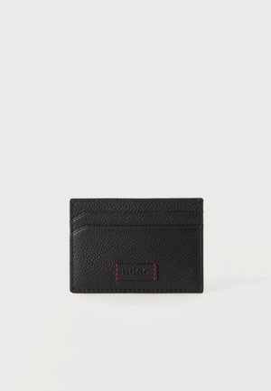 Porte-cartes en cuir noir texturé avec trois emplacements pour cartes et un petit patch rectangulaire avec le logo Hugo et une couture rouge à l'avant.